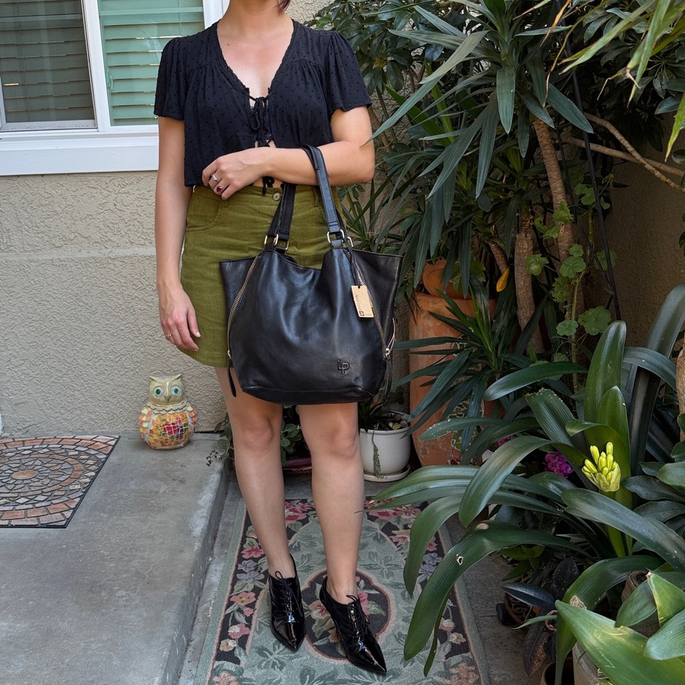 Black Linea Pelle Convertible Leather Shoulder Bag with Beautiful Details - Picture 16 of 16